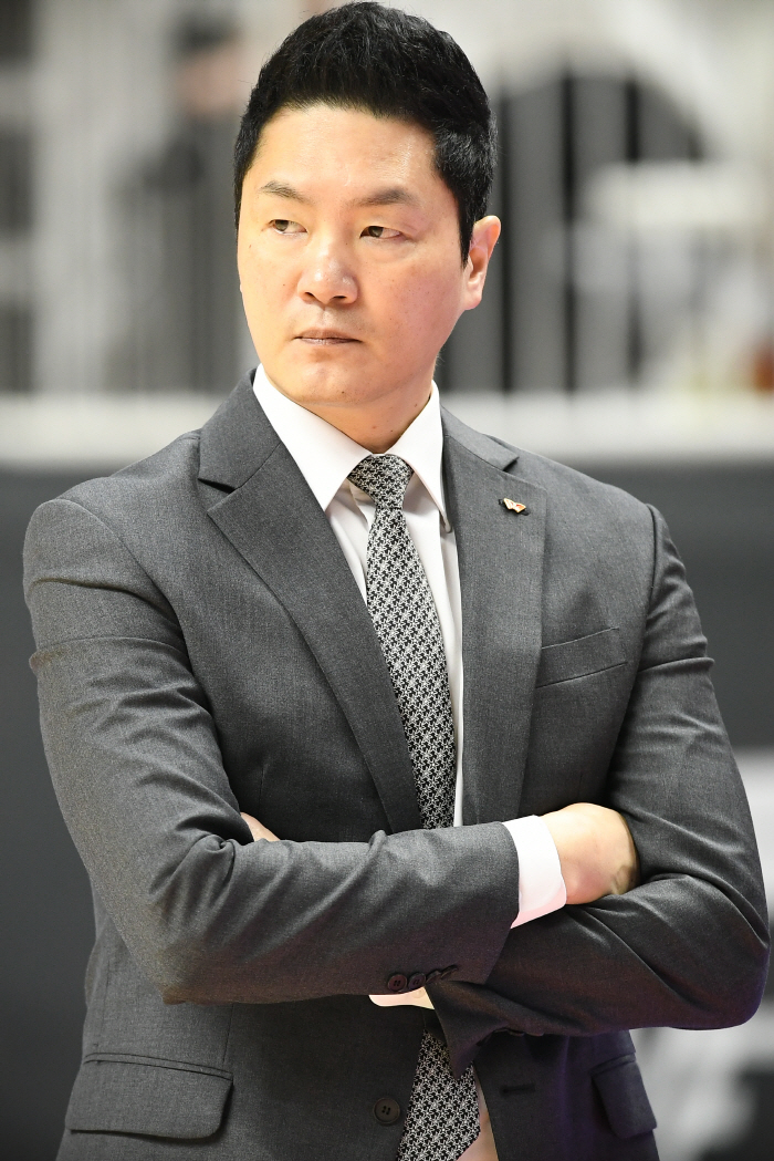 [현장인터뷰]전희철 SK 감독 "팀 불화설, 진짜 아니다…오세근 부상 O…
