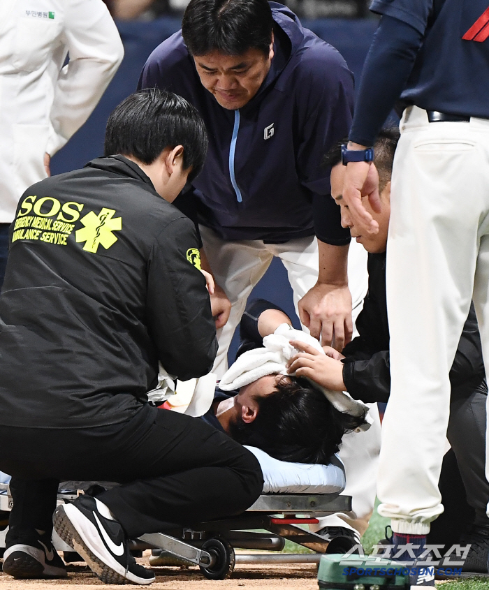 '140km 헤드샷 헬멧 강타' 롯데 복덩이 전민재 쓰러졌다 → 그라운드…