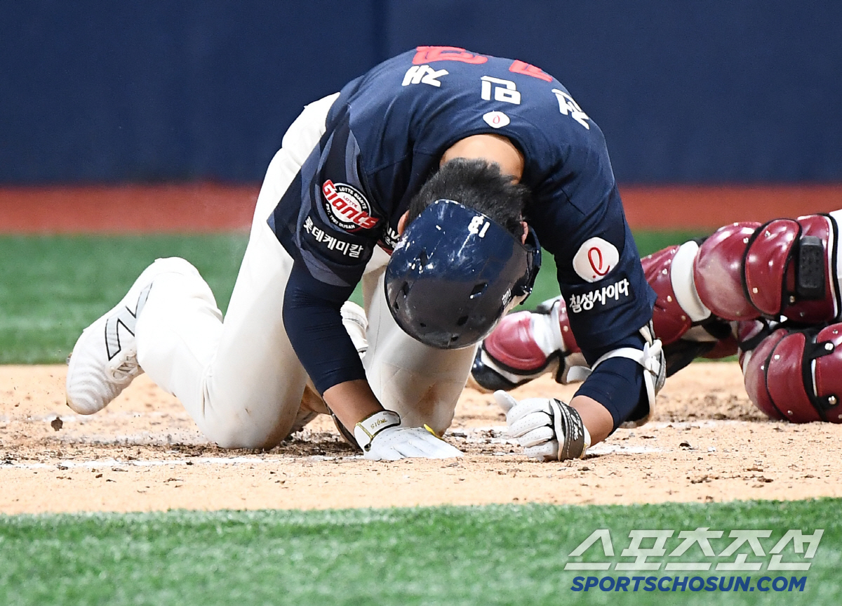 헤드샷에 쓰러진 수위 타자, 만년 백업의 성공 신화를 누가 질투하나? […