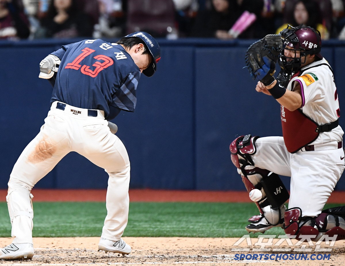 헤드샷에 쓰러진 수위 타자, 만년 백업의 성공 신화를 누가 질투하나? […