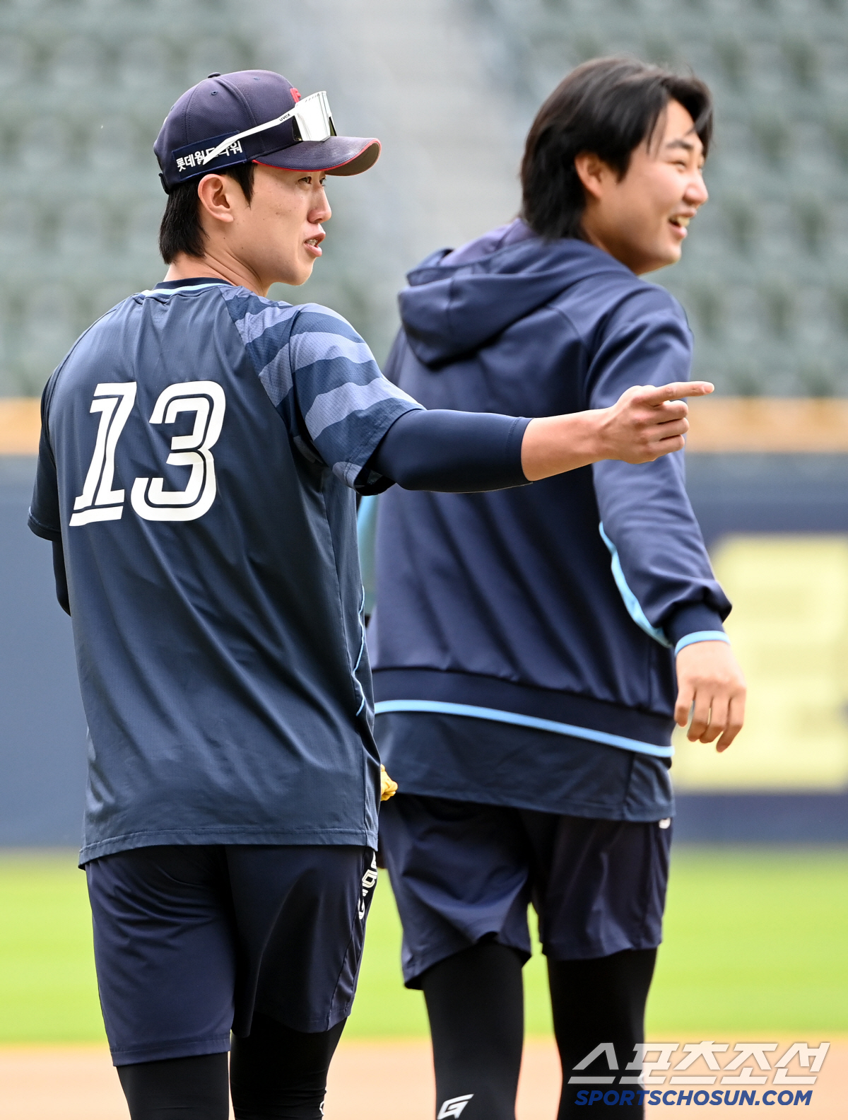 헤드샷에 쓰러진 수위 타자, 만년 백업의 성공 신화를 누가 질투하나? […