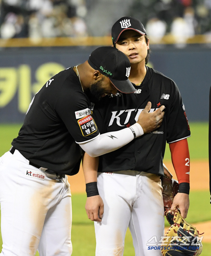 '정말 괜찮으세요?' 파울 타구에 맞은 주심 진심으로 걱정한 권동진, 그…