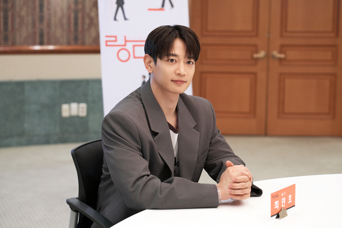 [SC인터뷰] "연극 ♥에 빠졌죠"…'랑데부' 최민호, 무대 위 샤이니한…