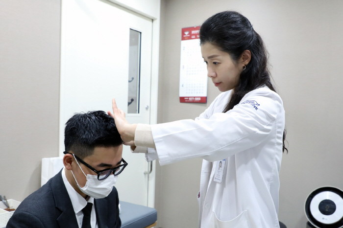 머리 감을 때 '우수수' 2030 젊은층 탈모로 우울증까지…건강한 두피 …