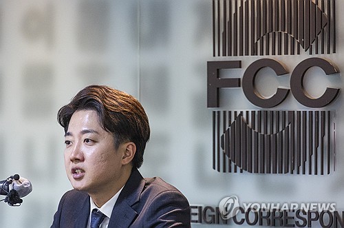 이준석 "단기 군간부 복무기간 2년까지 단축…대학등록금 지원"