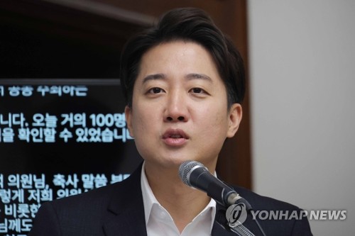 이준석 "단기 군간부 복무기간 2년까지 단축…대학등록금 지원"