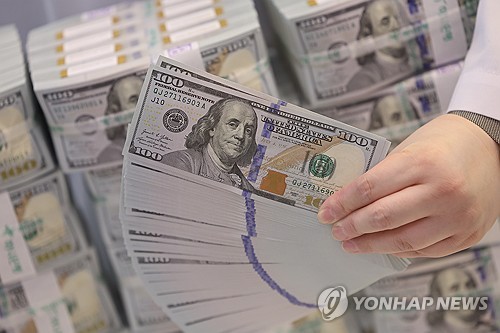 환율, 무역 분쟁 완화 기대 속 하락…1,420원대 후반