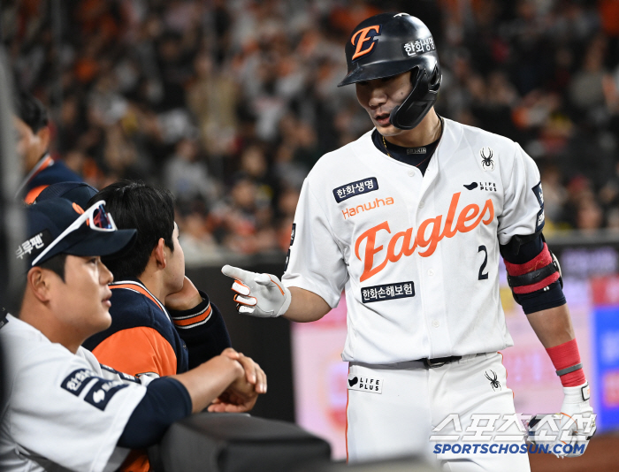 냉랭한 무관심에 당황한 심우준, 결국 폭발한 동료들의 환호... 이적 첫 홈런의 '달콤한 속임수'[대전 현장]