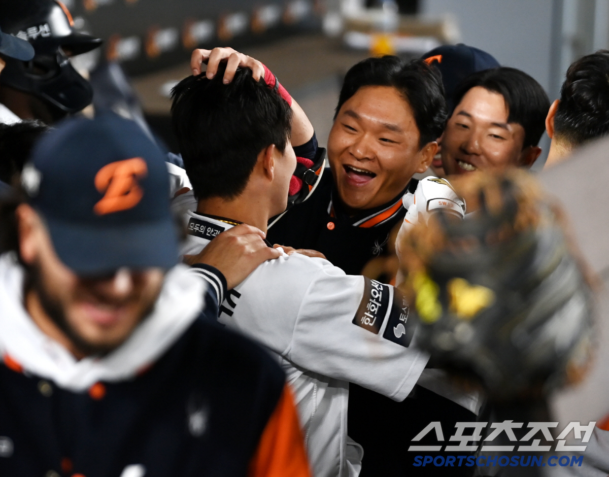 냉랭한 무관심에 당황한 심우준, 결국 폭발한 동료들의 환호... 이적 첫…