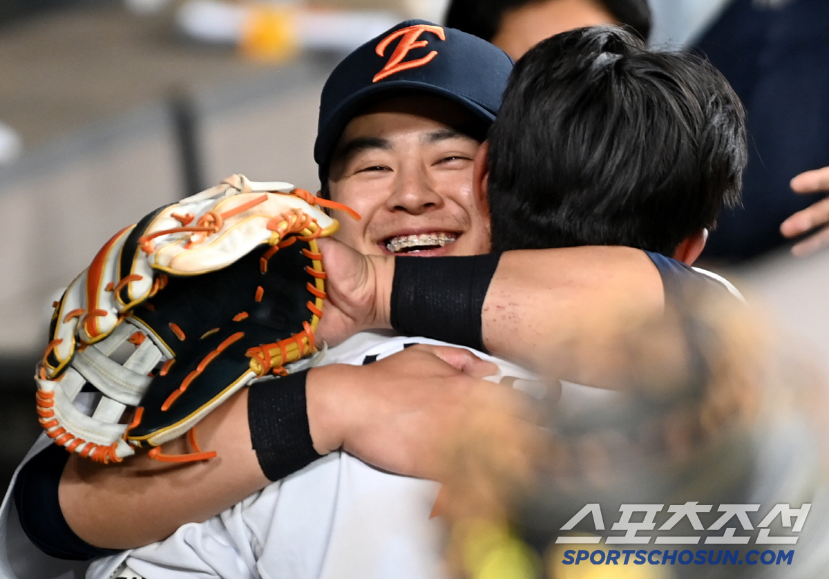 냉랭한 무관심에 당황한 심우준, 결국 폭발한 동료들의 환호... 이적 첫…