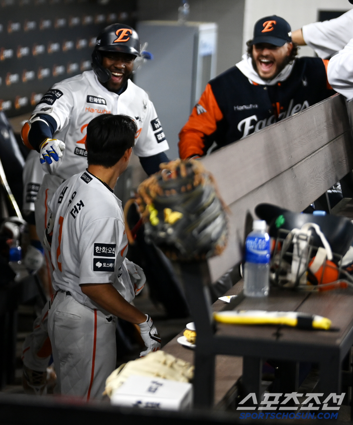 냉랭한 무관심에 당황한 심우준, 결국 폭발한 동료들의 환호... 이적 첫…