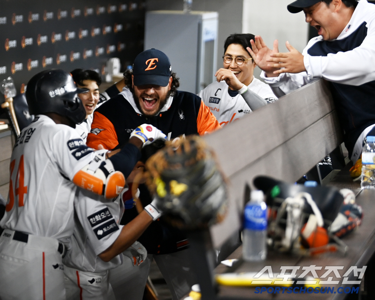 냉랭한 무관심에 당황한 심우준, 결국 폭발한 동료들의 환호... 이적 첫…