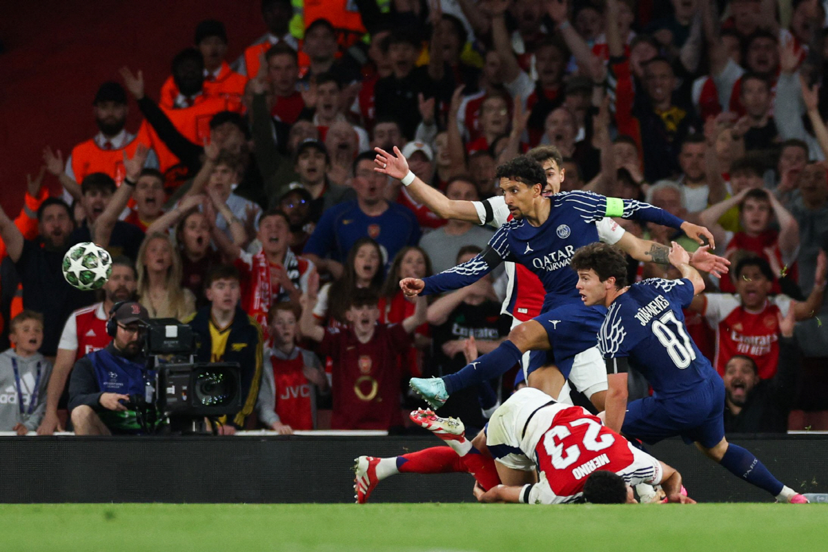 무관의 외나무 혈투! PSG, 뎀벨레 결승골 1대0 아스널에 승리. 이강…