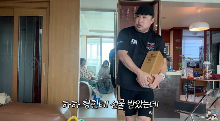하하, 강재준에 '500만원짜리 술' 선물 "25년산 위스키"('기유TV…