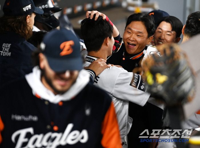 "육성응원 따라할 때도..." 수비로 타점 올리던 50억 FA 역전 솔로…