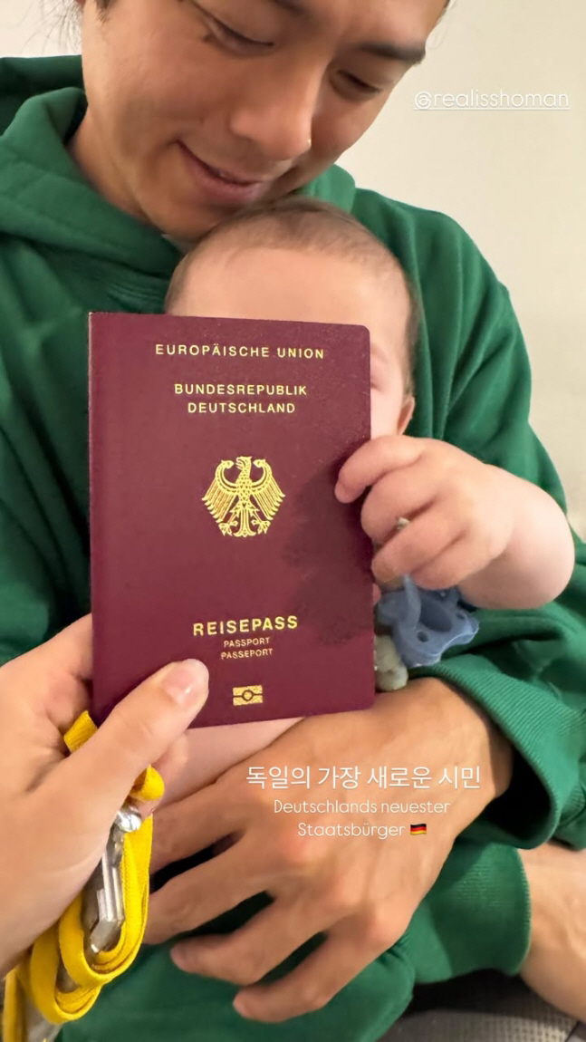 [SCin스타] “독일의 새로운 시민” 빈지노♥미초바 아들, 여권 인증샷 공개