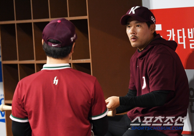 "가슴아픈 사고였다" 적장도 놀란 '전민재 헤드샷' → 양지율 1군 말소…