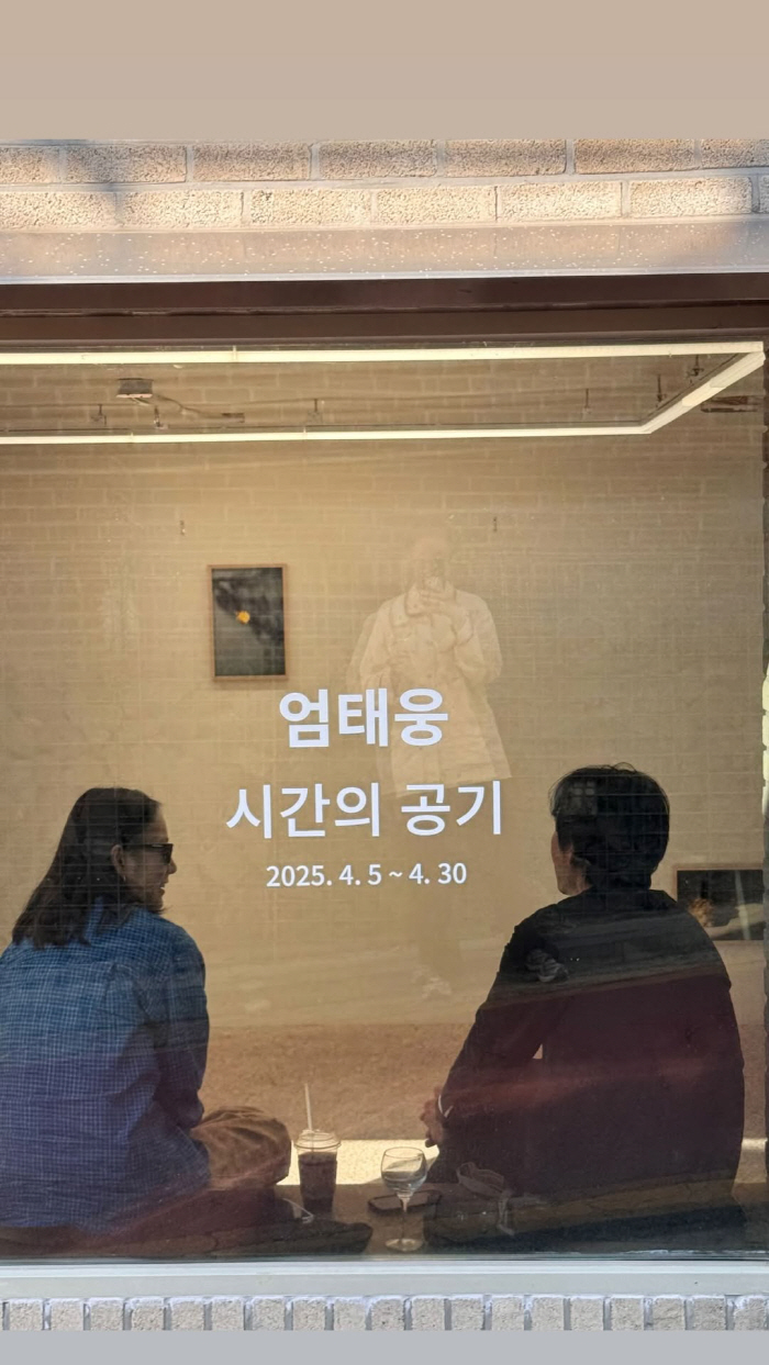 역시 이효리, 민낯+일상 스타일도 '핫'하네...엄태웅 사진전 찾아 '응…