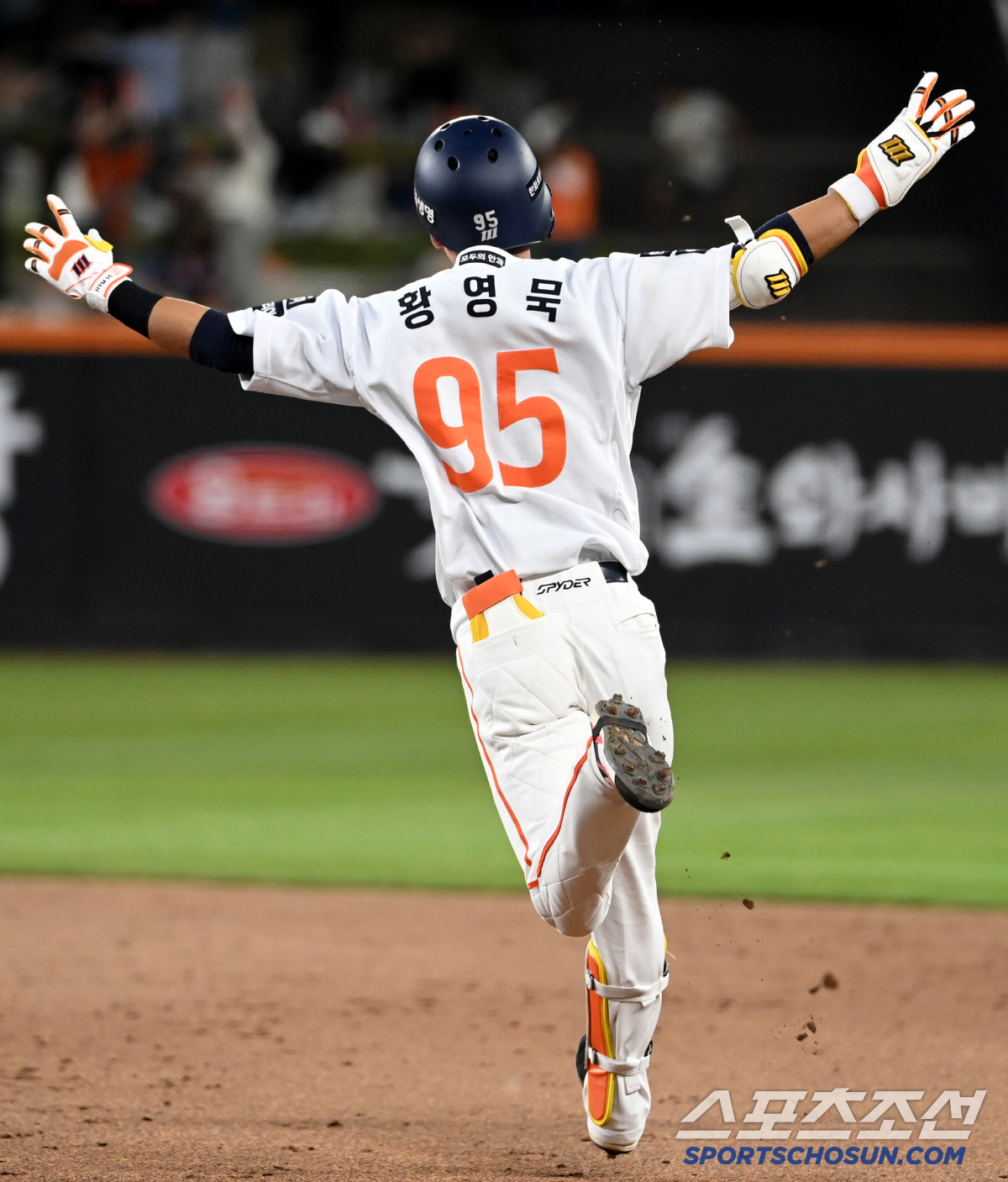 '정확한 분석→포크볼 노림수→승부처 욕심' 몬스터월 역전 투런포 친 황영…