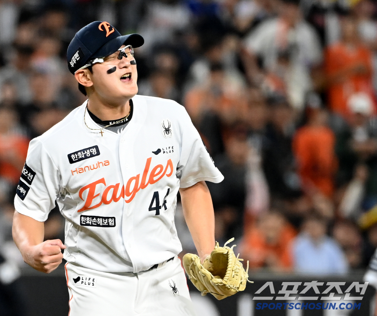 '최고 159㎞ 강속구로 KK 삼자범퇴' 공 15개면 충분했다. 리그 1…