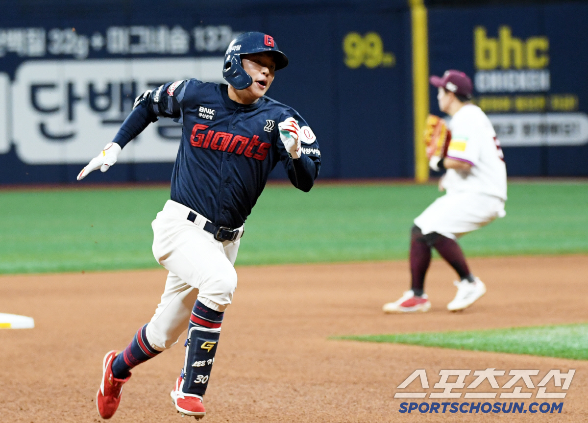 롯호준 날았다! 김태형도 깜짝 놀란 불방망이, 그보다 더 뜨거운 야망 "…