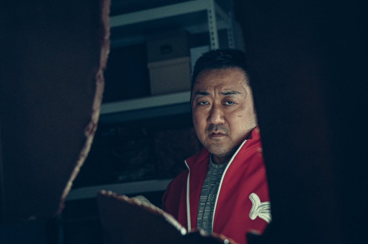 [SC인터뷰] "'범죄도시' 복붙→장르 실종?"…'거룩한 밤' 마동석이 …