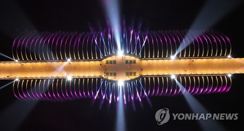 강릉 월화교 분수조명 재가동…"화려하고 역동적인 밤하늘 연출"