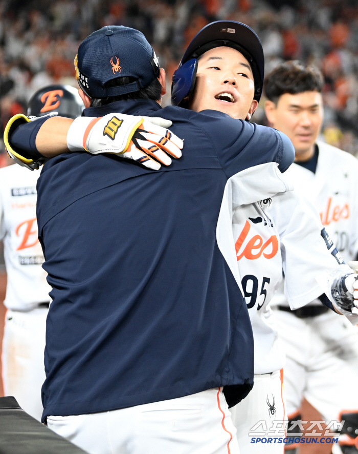 몬스터월 무너뜨린 풀 스윙, 묵이베츠가 해냈다. 1위 팀 4연패 빠뜨린 …