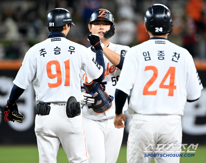 '출전 못하고 내일 2군가나...' 감독의 대타 약속→데뷔 첫 2루타, …