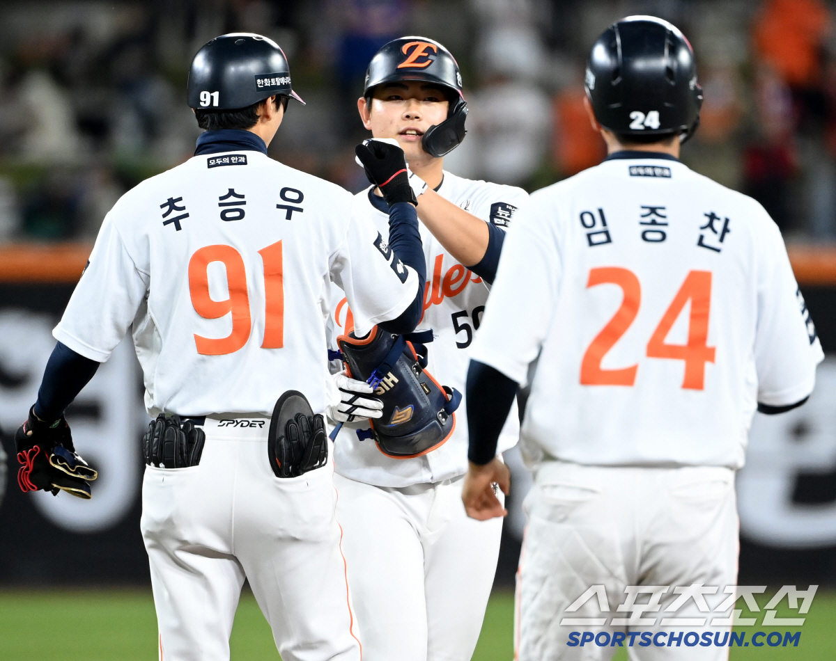 '출전 못하고 내일 2군가나...' 감독의 대타 약속→데뷔 첫 2루타, …