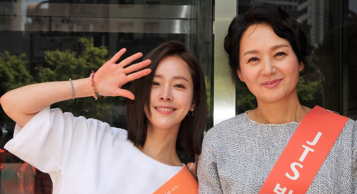 한지민 명동 천사 강림..노희경→배종옥 ★들 21년간 '선한 영향력'