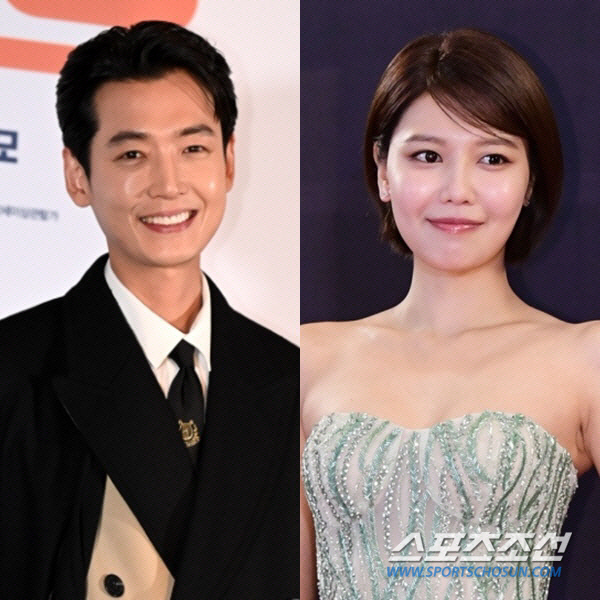정경호, ♥수영과 커플링 포착…왼손 네 번째 손가락 "개인 반지 맞다"