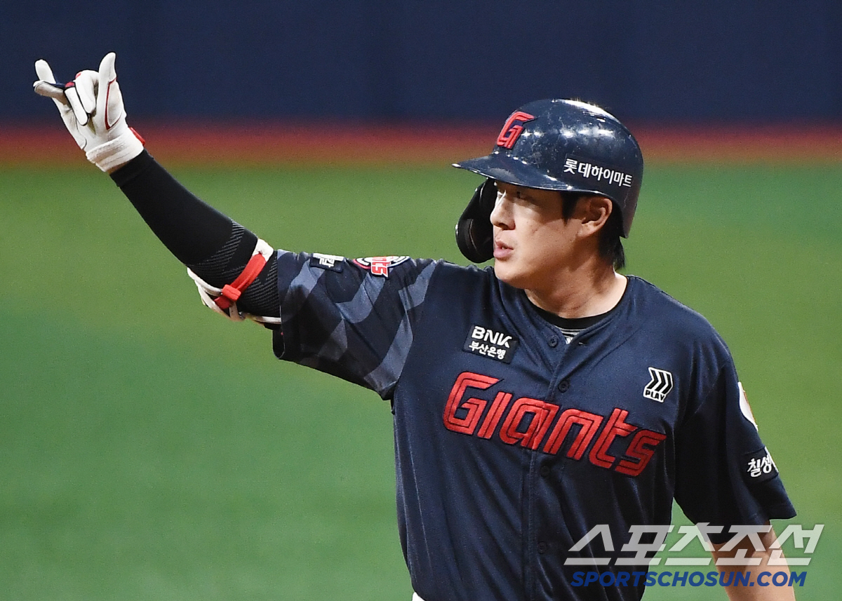 마! '월간 1위' 롯데의 힘…'절대 1강 LG도 못했는데' 키움 홈경기…