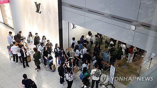 "3일 새벽이 출국 피크"…공항 유심 대란에 SKT 임원 총출동령(종합)