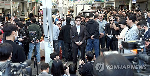 민주 "한동훈, 일방적 특보 위촉장 발송…선거법 위반" 고발