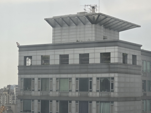강남 19층짜리 건물 옥상서 투신소동…2시간 만에 구조