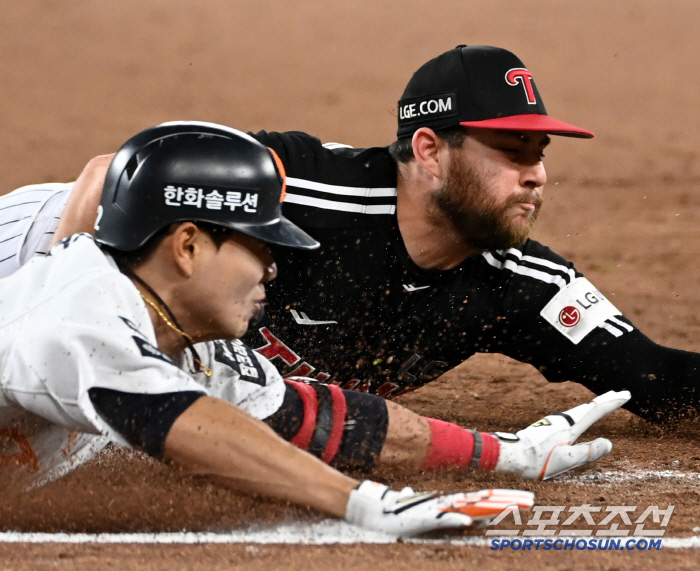 '이 한 몸 바쳐서' 베이스 향해 몸 던진 두 남자의 혈투, 1루 놓고 …