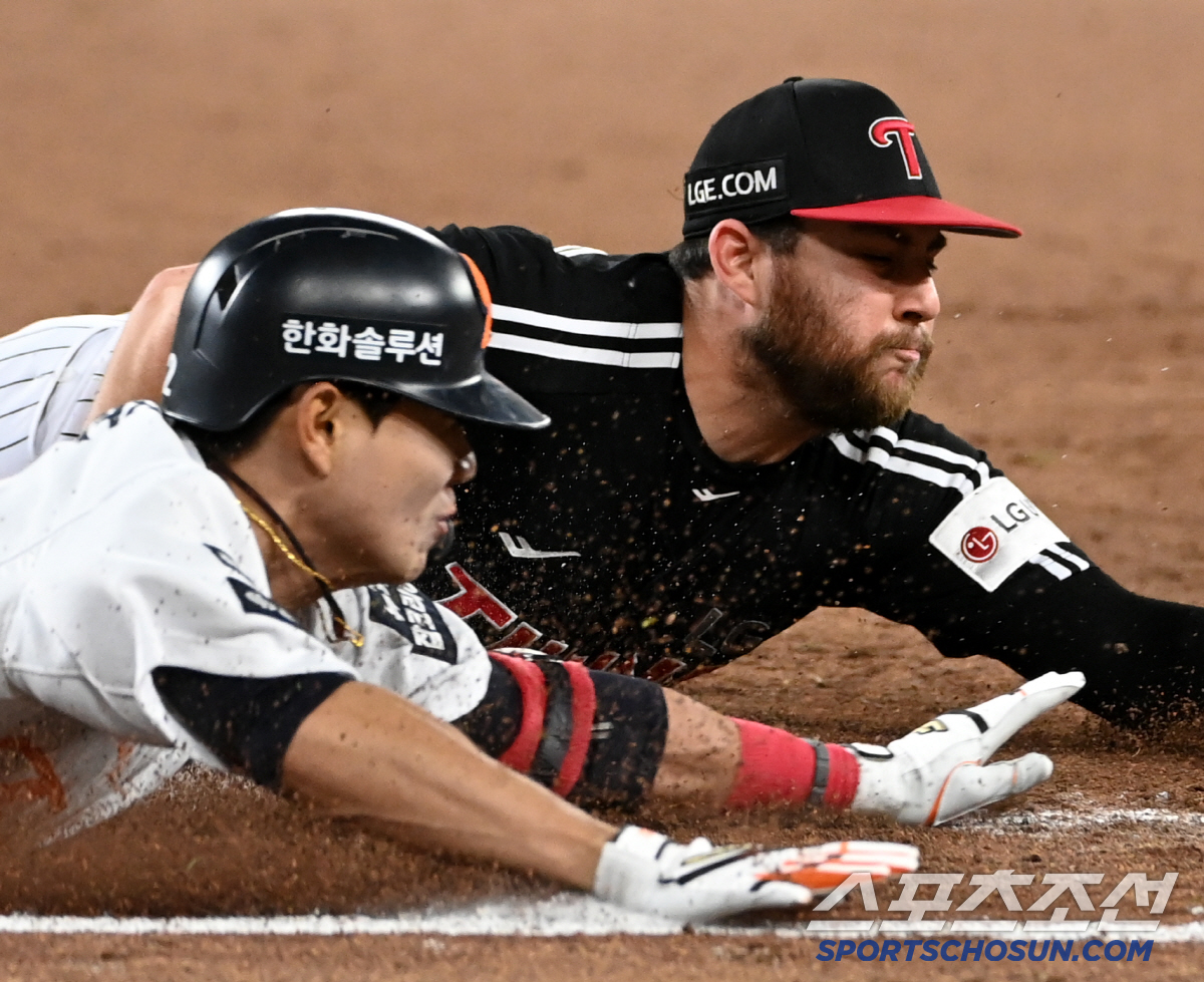 '이 한 몸 바쳐서' 베이스 향해 몸 던진 두 남자의 혈투, 1루 놓고 …