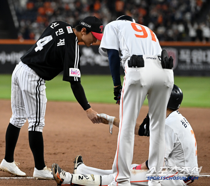 '이 한 몸 바쳐서' 베이스 향해 몸 던진 두 남자의 혈투, 1루 놓고 …