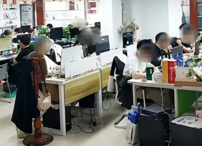 직원들 휴일 근무 모습 라이브 방송…"고객 신뢰 얻기 위해" 논란