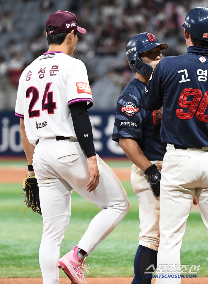얄미운 '마황 엉덩이에 니킥' 날린 3루수, '팀 실점의 8할' 주구장창…