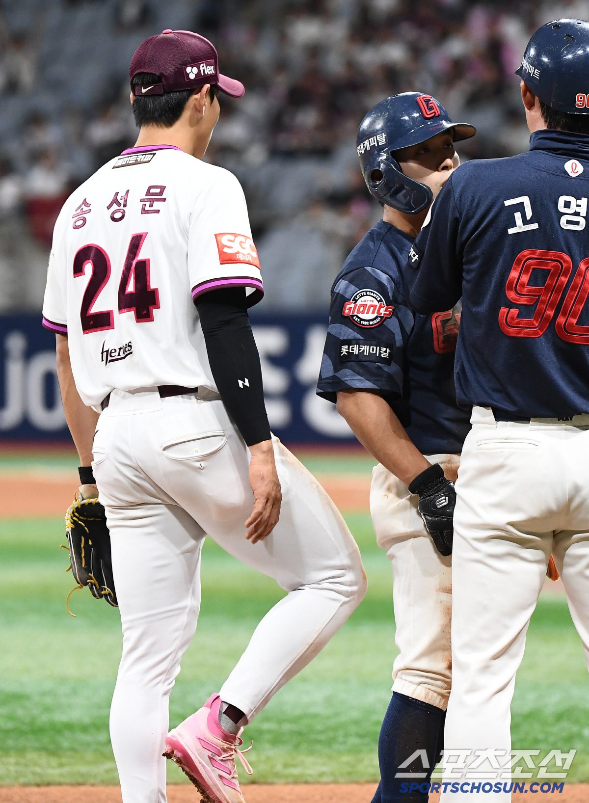 얄미운 '마황 엉덩이에 니킥' 날린 3루수, '팀 실점의 8할' 주구장창…
