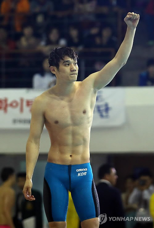 '원조 꽃미남 배영 에이스'박선관,'2년 열애'사진작가와 3일 웨딩마치 …