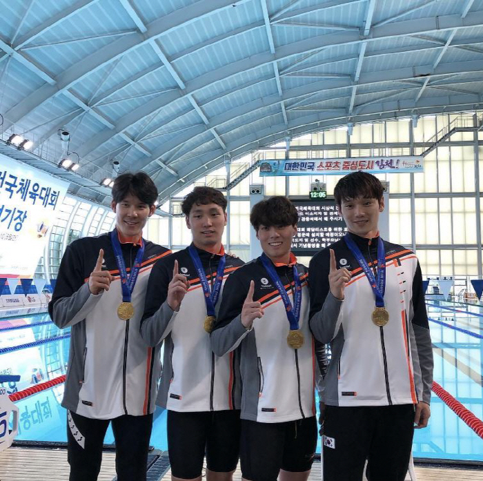 '원조 꽃미남 배영 에이스'박선관,'2년 열애'사진작가와 3일 웨딩마치 …