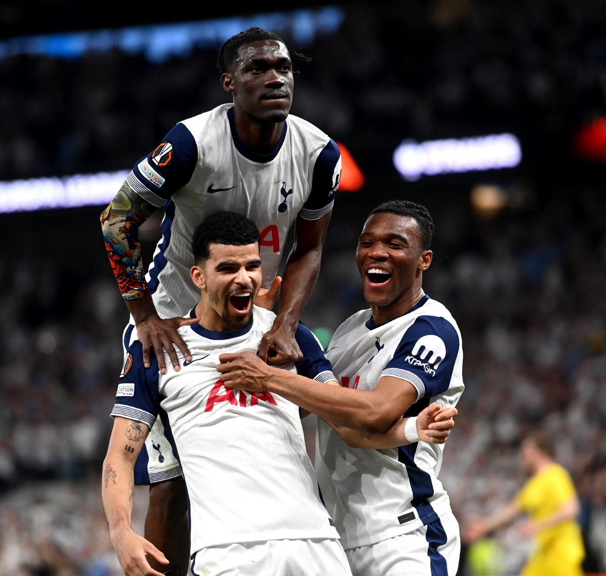 청천벽력! "재계약→R.마드리드 러브콜" '목발 포착' 베리발의 눈물…매…