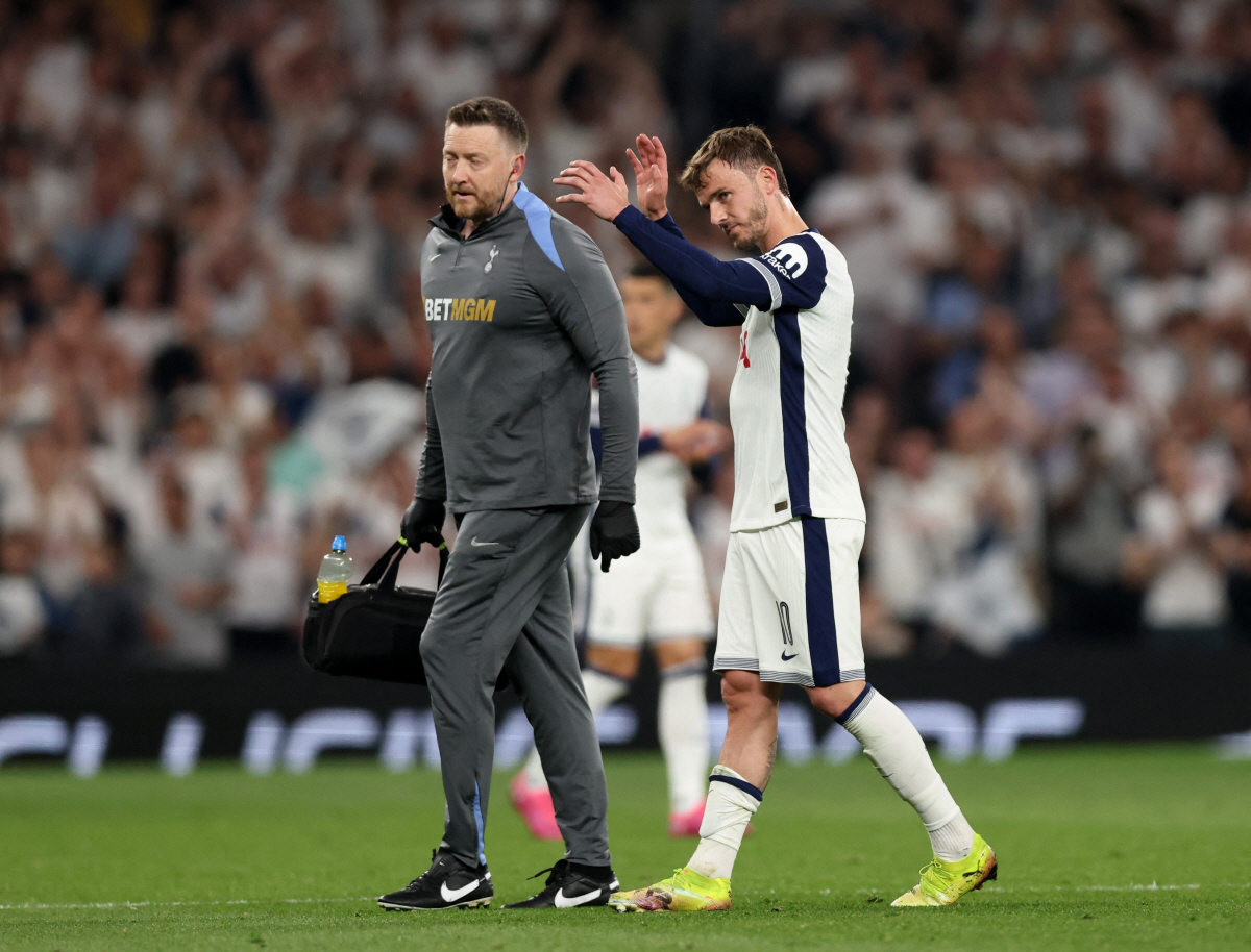 청천벽력! "재계약→R.마드리드 러브콜" '목발 포착' 베리발의 눈물…매…