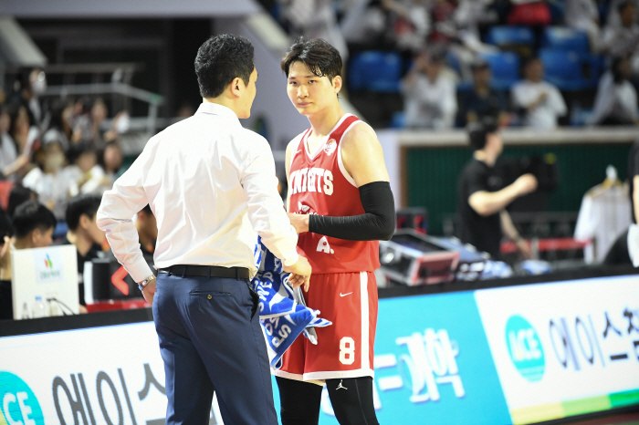부상투혼에도 고개 숙인 MVP, 전희철 SK 감독은 안영준을 따뜻하게 품…