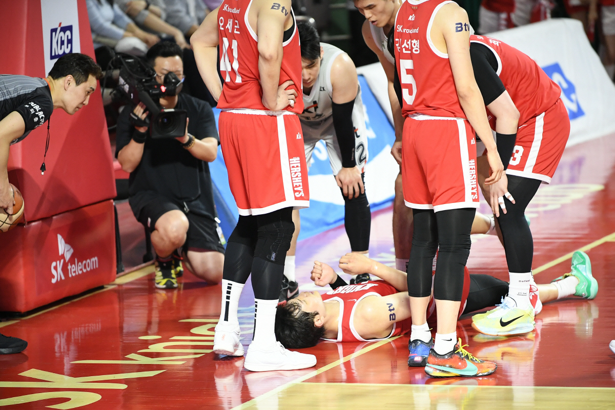 부상투혼에도 고개 숙인 MVP, 전희철 SK 감독은 안영준을 따뜻하게 품…