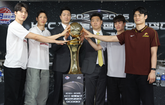 부상투혼에도 고개 숙인 MVP, 전희철 SK 감독은 안영준을 따뜻하게 품…