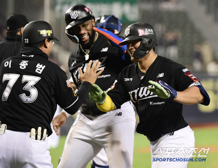 "직구만 10개, 자신감 싸움이었다" 150km 김택연과 진검승부 → 1…